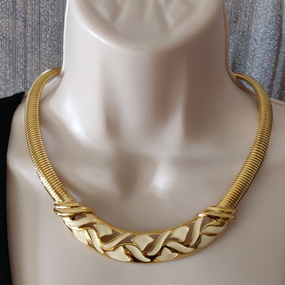 Trifari Jewelry - VTG Trifari enamel collar (#213)